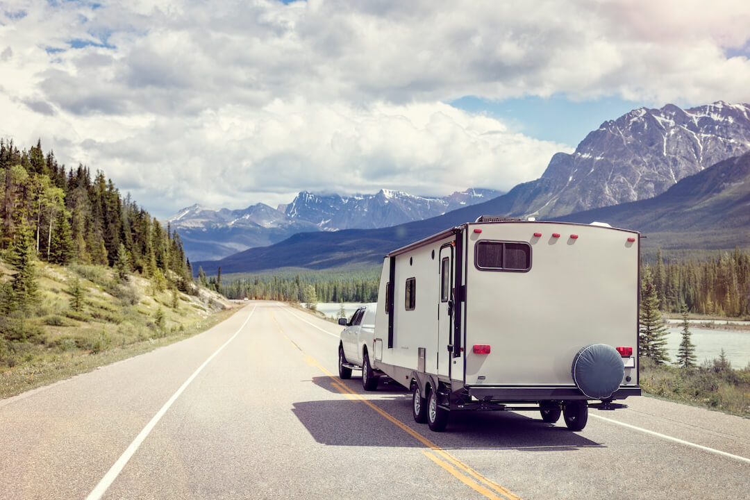 Un VR semi-remorque sur une route de montagne au Canada